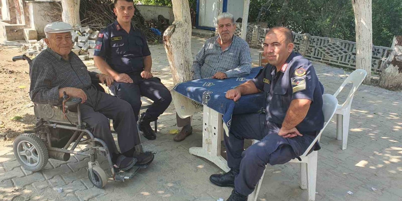 Jandarma yaşlı çınarları unutmadı