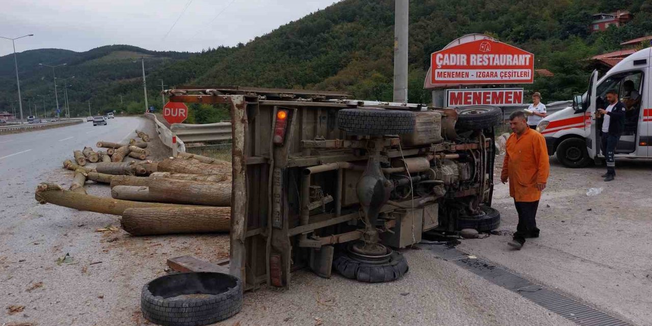 Samsun’da lastiği patlayan kamyonet devrildi: 1 yaralı