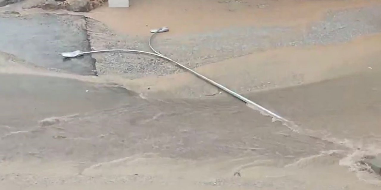 Yağmur suları aydınlatma direğini devirdi