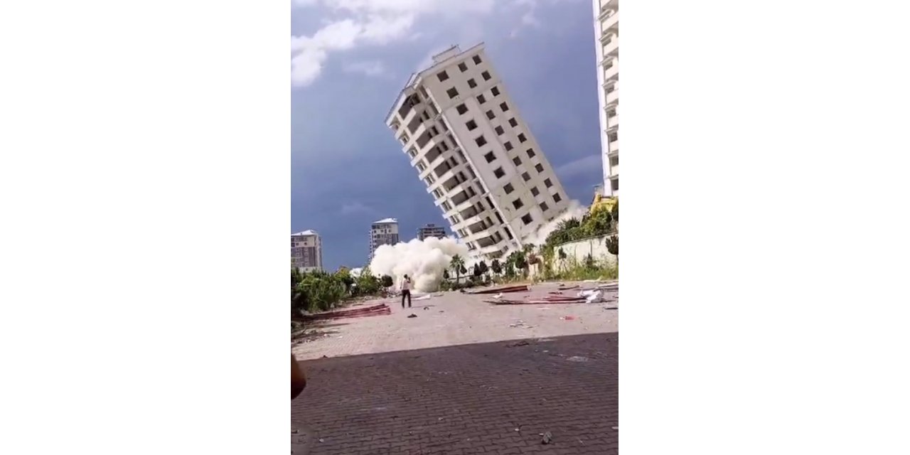 Hasarlı binanın yıkım sırasında çöktüğü anlar kamerada