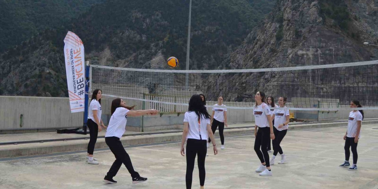 Artvin Deriner Barajı gövdesi üzerinde voleybol oynadılar