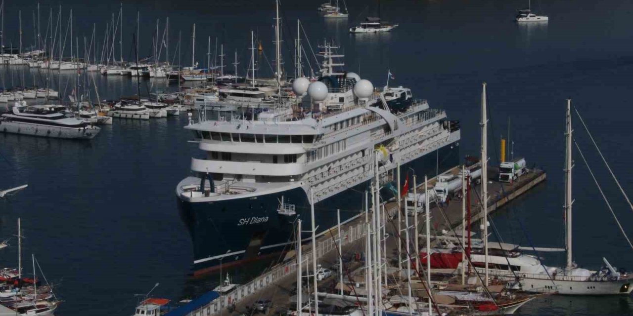 Deniz yoluyla turistler Fethiye’ye geldi