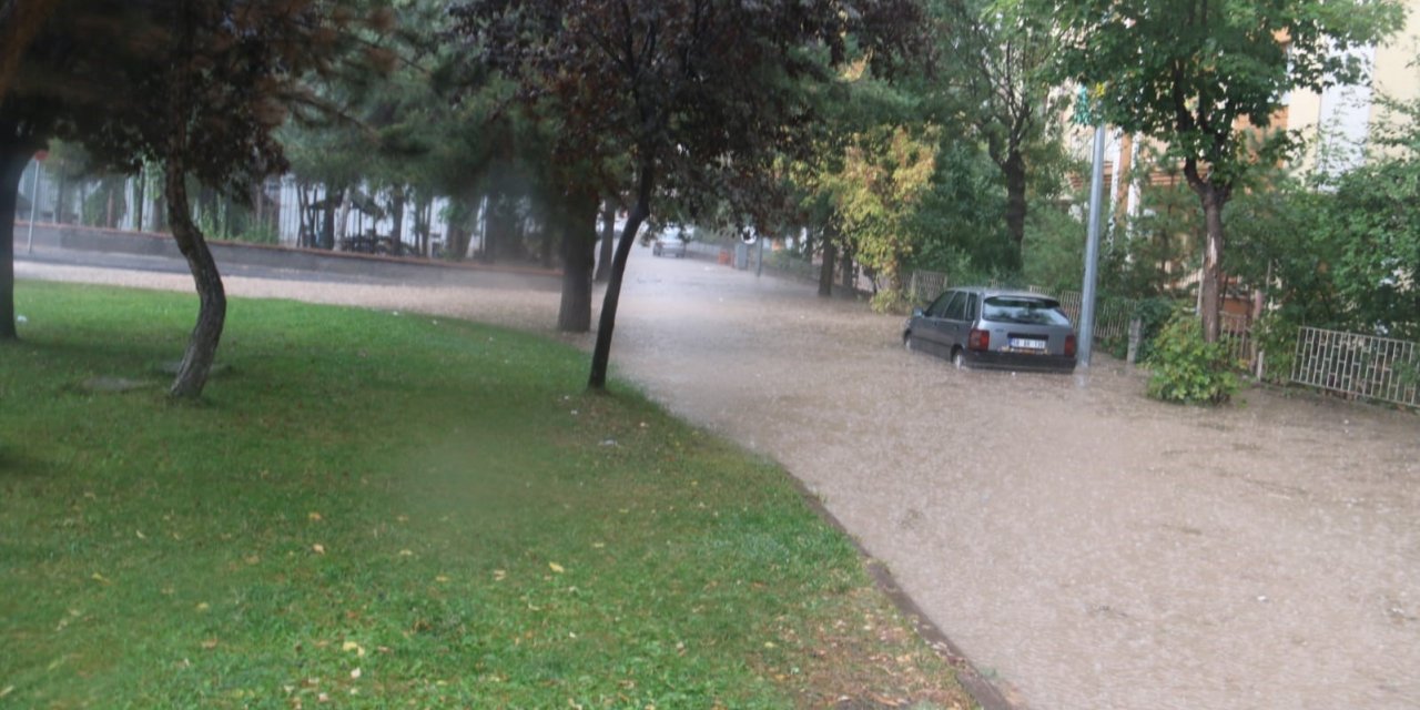 Sivas’ta sağanak yağmur hayatı felç etti, araçların bir kısmı sular altında kaldı