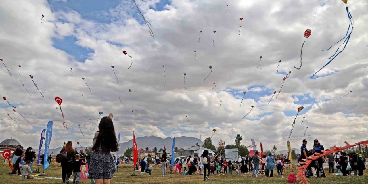 Dünya Çocuk Günü’nde Van semalarını uçurtmalar süsledi