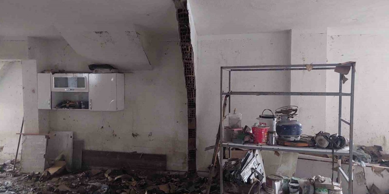 Arnavutköy’de yağmur duvarı yıktı, komşu iki dükkan birleşti