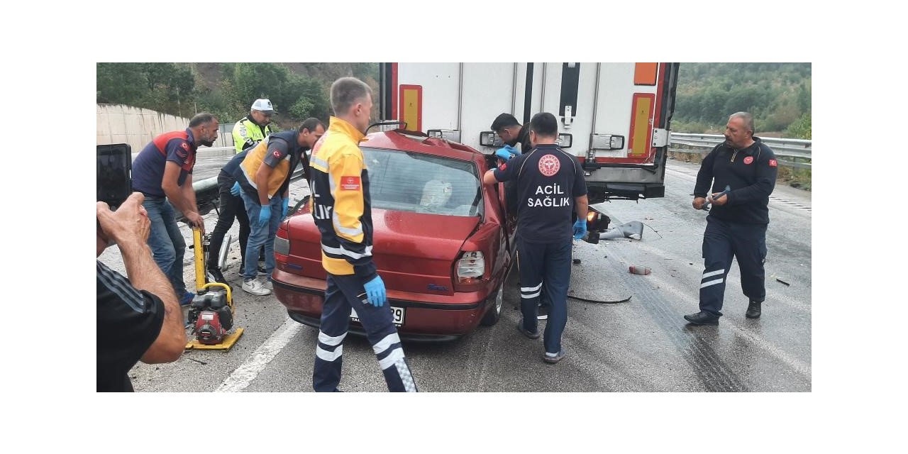 Tokat’ta otomobil tırın altına girdi: 3 ölü