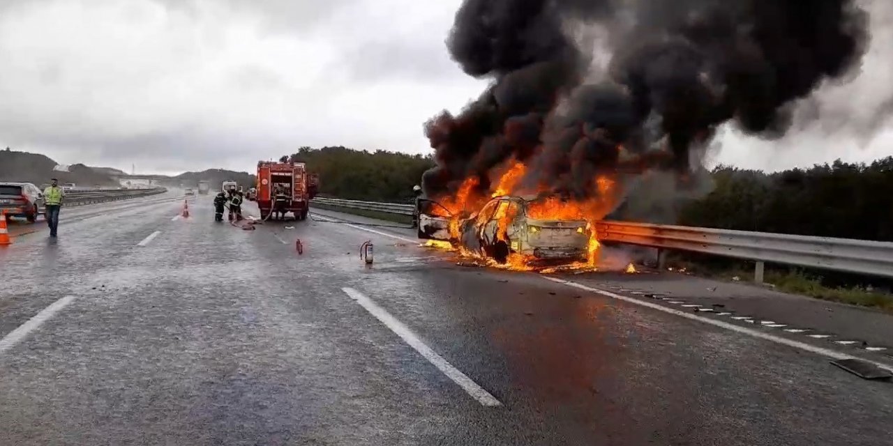 Kuzey Marmara Otoyolu’nda iki otomobil alev topuna döndü: 4 yaralı