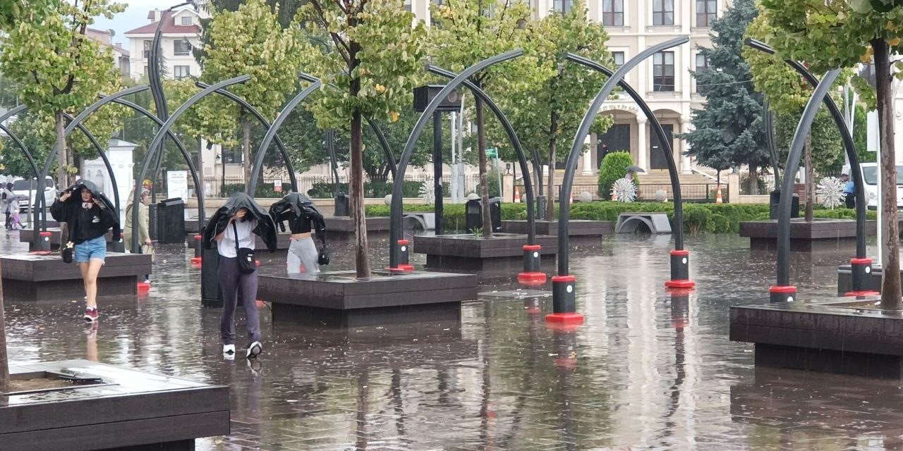 Yağmura hazırlıksız yakalanan vatandaşlar saçak altlarına sığındı