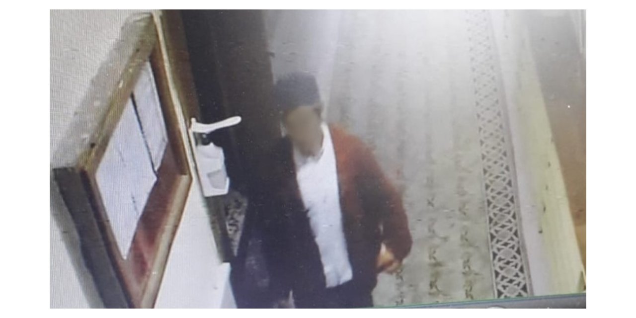 Hırsız camideki sadaka kutusunu çaldı