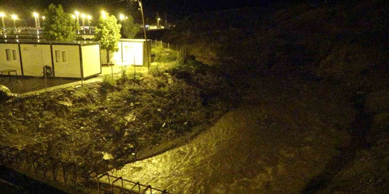 Hatay'da yağışla birlikte derede su seviyesi yükseldi! Konteyner kentteki depremzedeler tedirgin