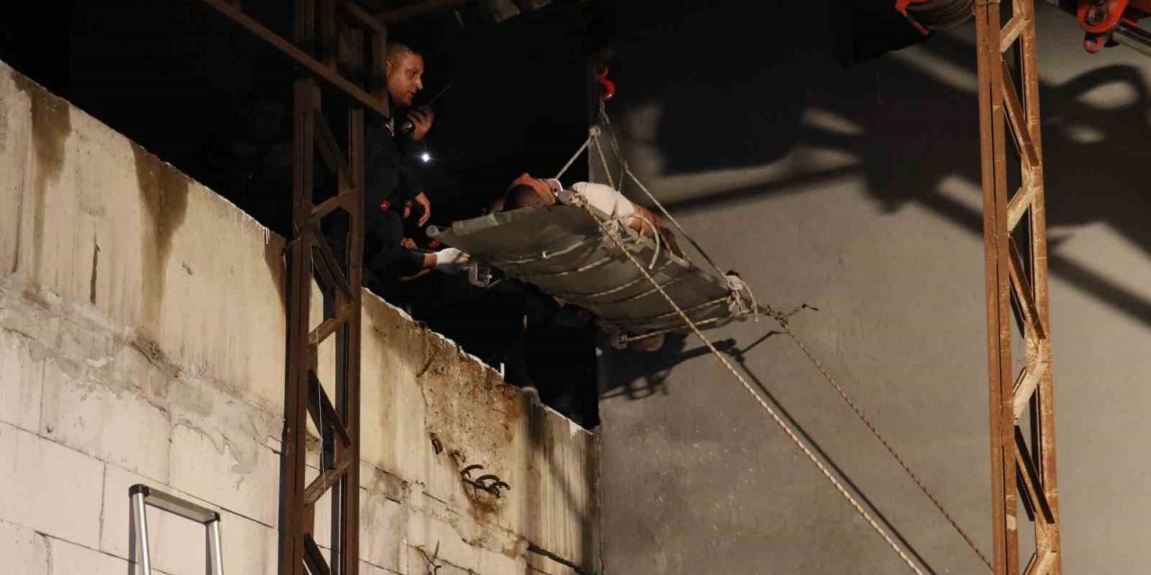 Pencereden apartmanın terasına düştü, itfaiye vinçle kurtardı