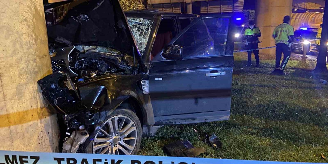 Şişli’de tünelden çıkan lüks cip hızını alamayarak beton direğe çarptı: 1’i ağır 4 yaralı