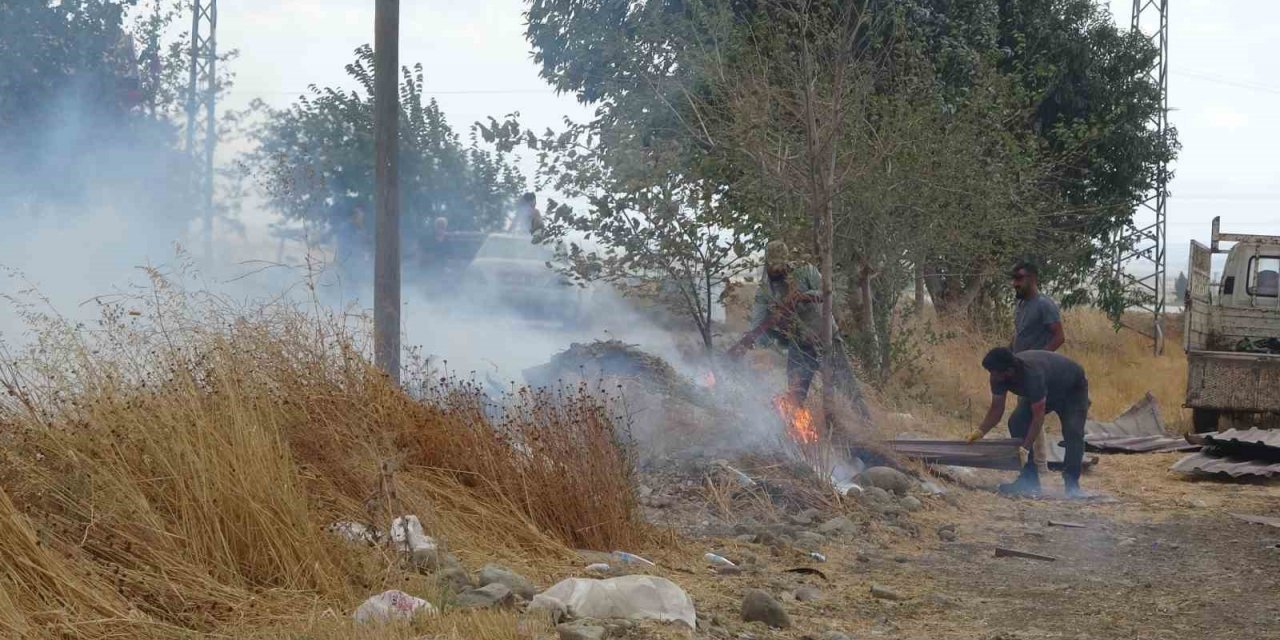 Kaynak makinesinden sıçrayan kıvılcım yangına neden oldu, işçiler söndürmek için mücadele etti
