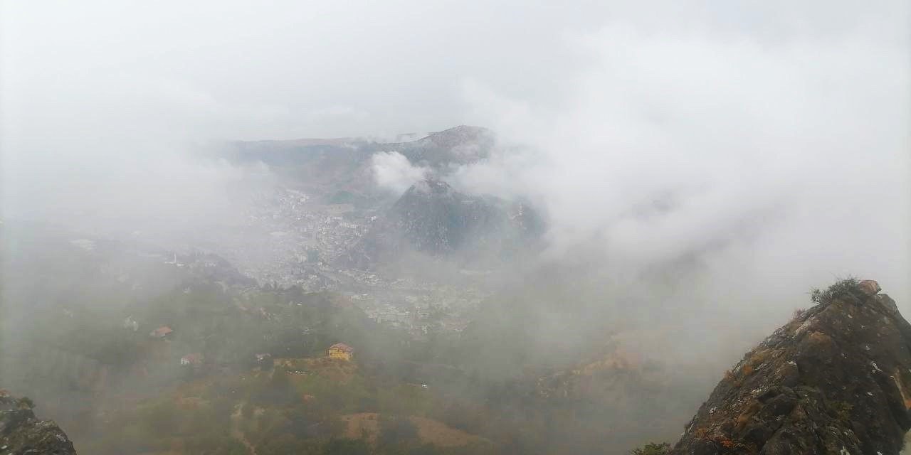 Amasya’nın zirvesini sis bulutu kapladı