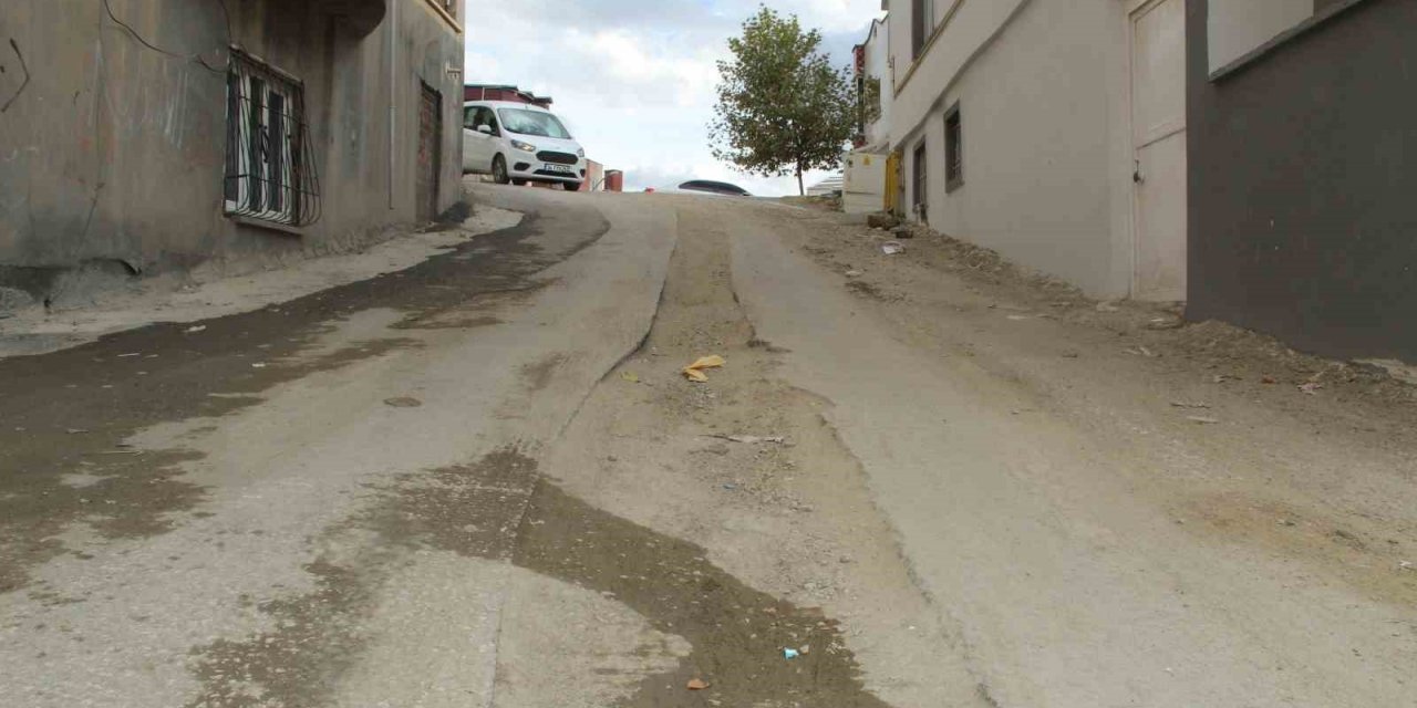 Doğalgaz hattını çeken Akmercan şirketi kazdığı yolları onarmadan gidiyor