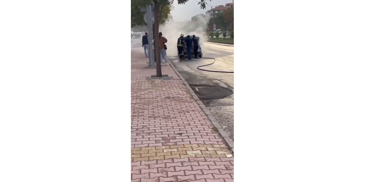 Elazığ’da seyir halindeki otomobil yandı