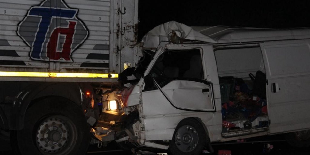Tıra arkadan çarpan minibüsün sürücüsü yaşamını yitirdi