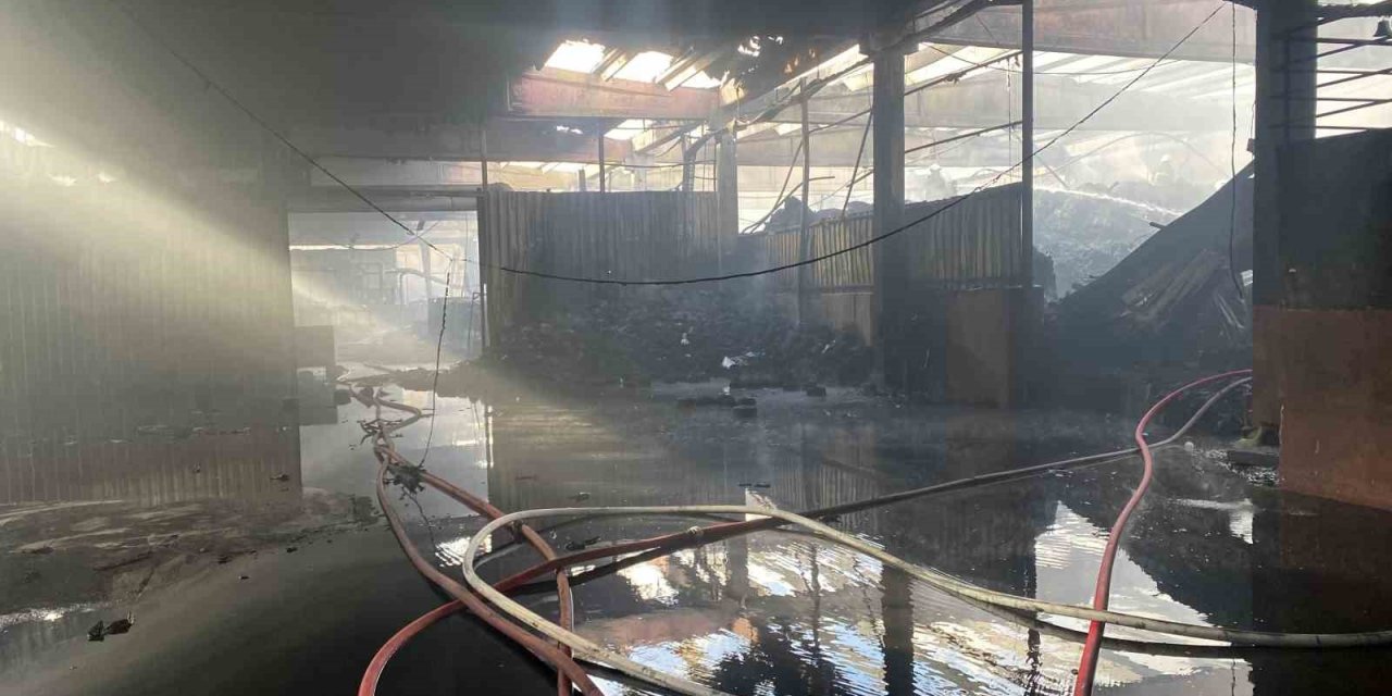 Uşak’ta tekstil fabrikasında çıkan yangın kontrol altına alındı