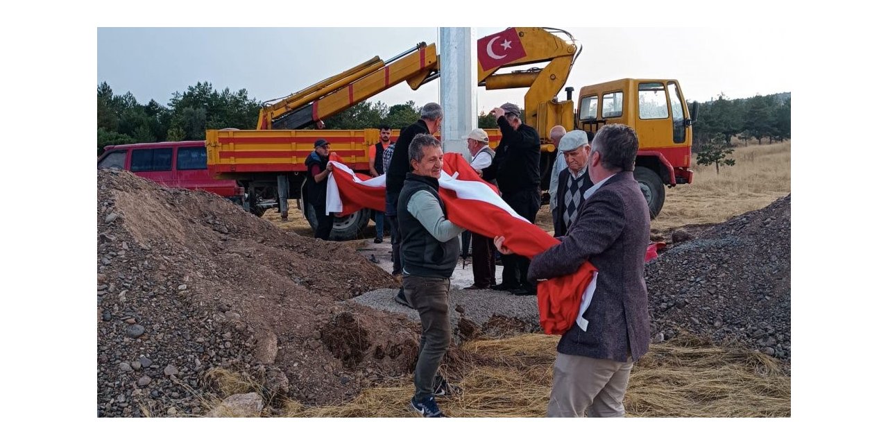 Çankırı’da dev Türk bayrağı göndere çekildi
