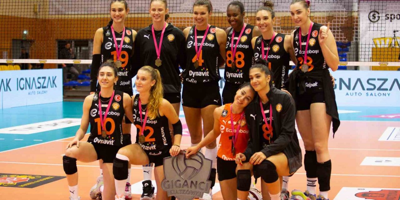 Eczacıbaşı Dynavit, ‘Voleybolun Devleri’ turnuvasını tamamladı