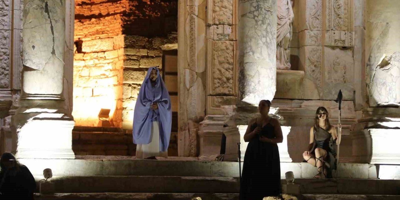 İz bırakan kadınlar tarihi kentte sahne aldı