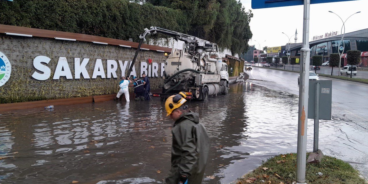 Sakarya Büyükşehir belediyesi yağış mesaisini aralıksız sürdürüyor