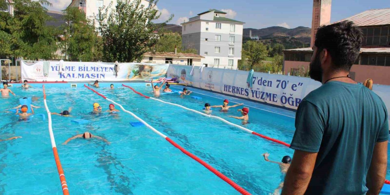 Solhan’da 300’ün üzerinde çocuk yüzme öğrendi