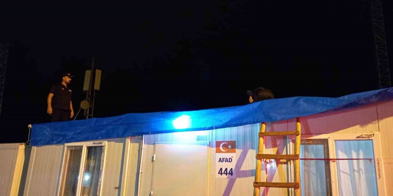 Yağmur sonrası AFAD personeli, depremzedelerin yardımına koştu