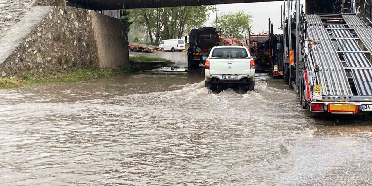Alt geçidi su bastı, polis kontrollü geçişleri sağladı