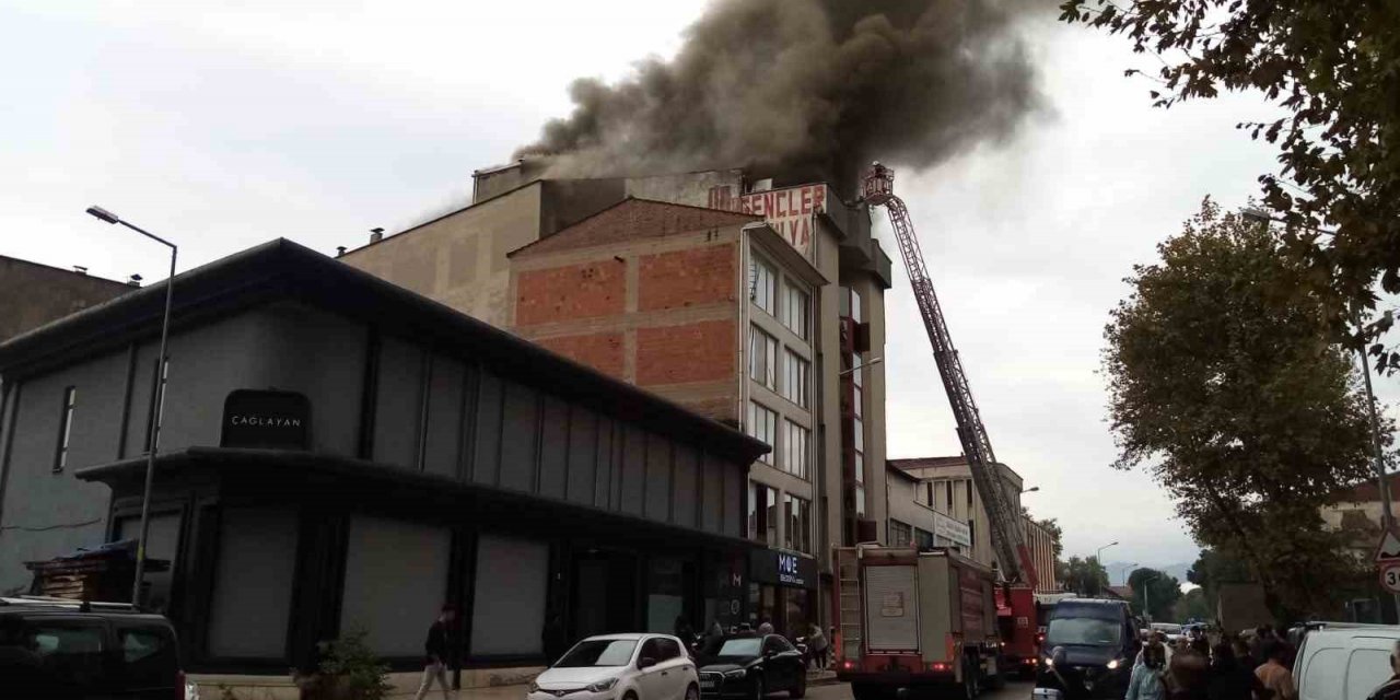 Bursa’da 5 katlı mobilya imalathanesinde yangın