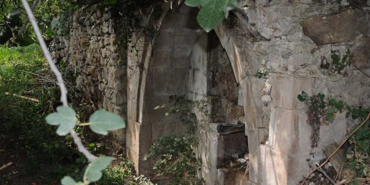 Artvin’de tarihi çeşmenin kayıp kitabesi bulundu, şimdi ise çeşme aranıyor