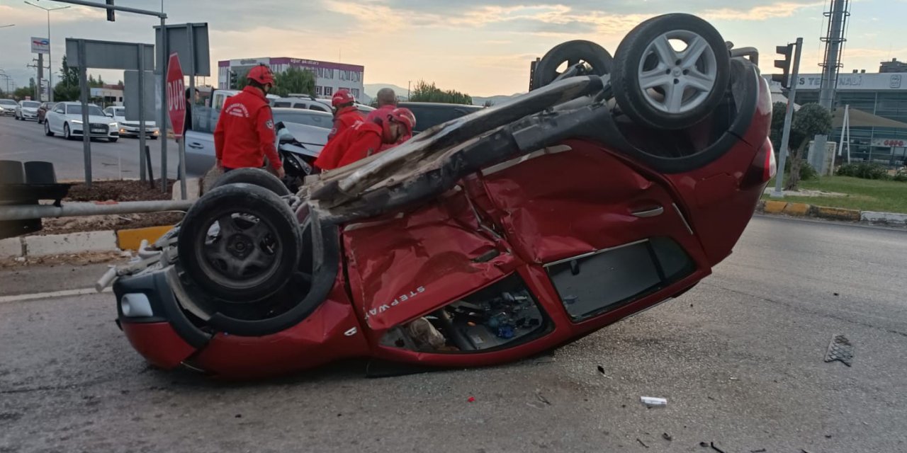 Burhaniye’de otomobiller çarpıştı: 3 yaralı