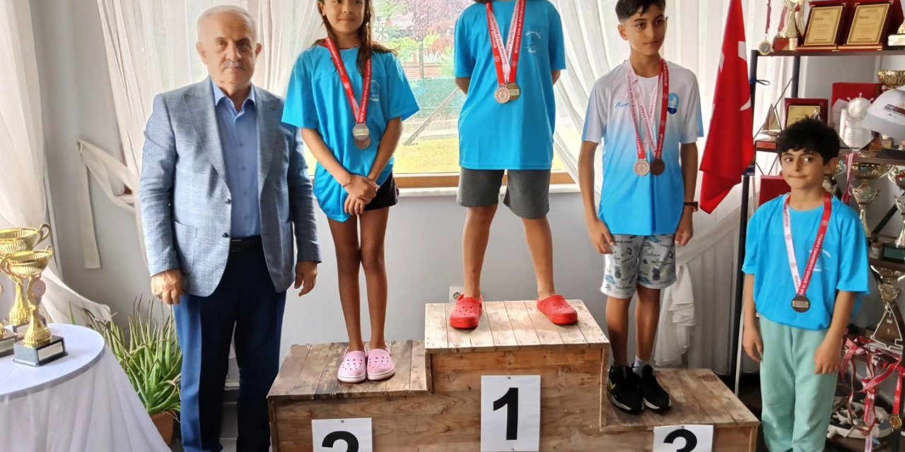 Minik yelkenciler zafer için yarıştı