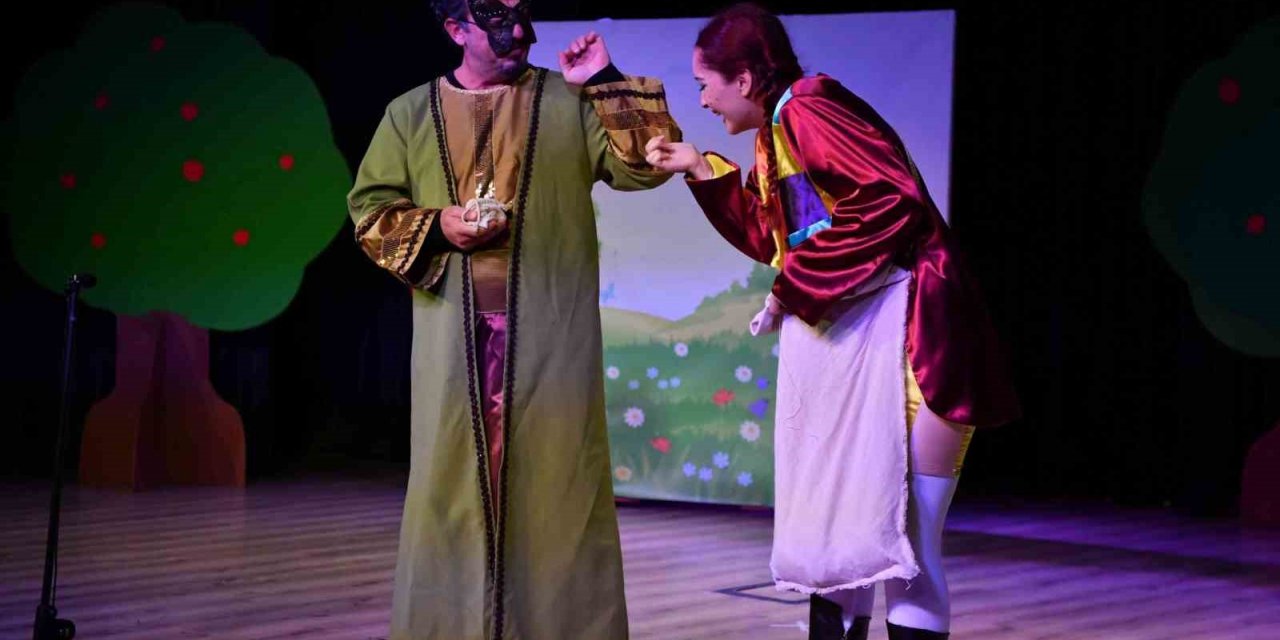 Konyaaltı’nda çocuklar ‘’Çizmeli Kedi’’ ile eğlendi