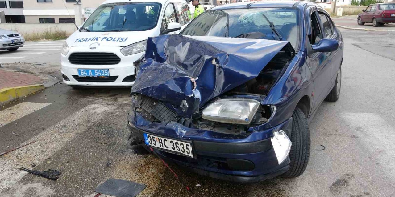 Uşak’ta hafif ticari araç ile otomobil çarpıştı: 1’i bebek 7 yaralı