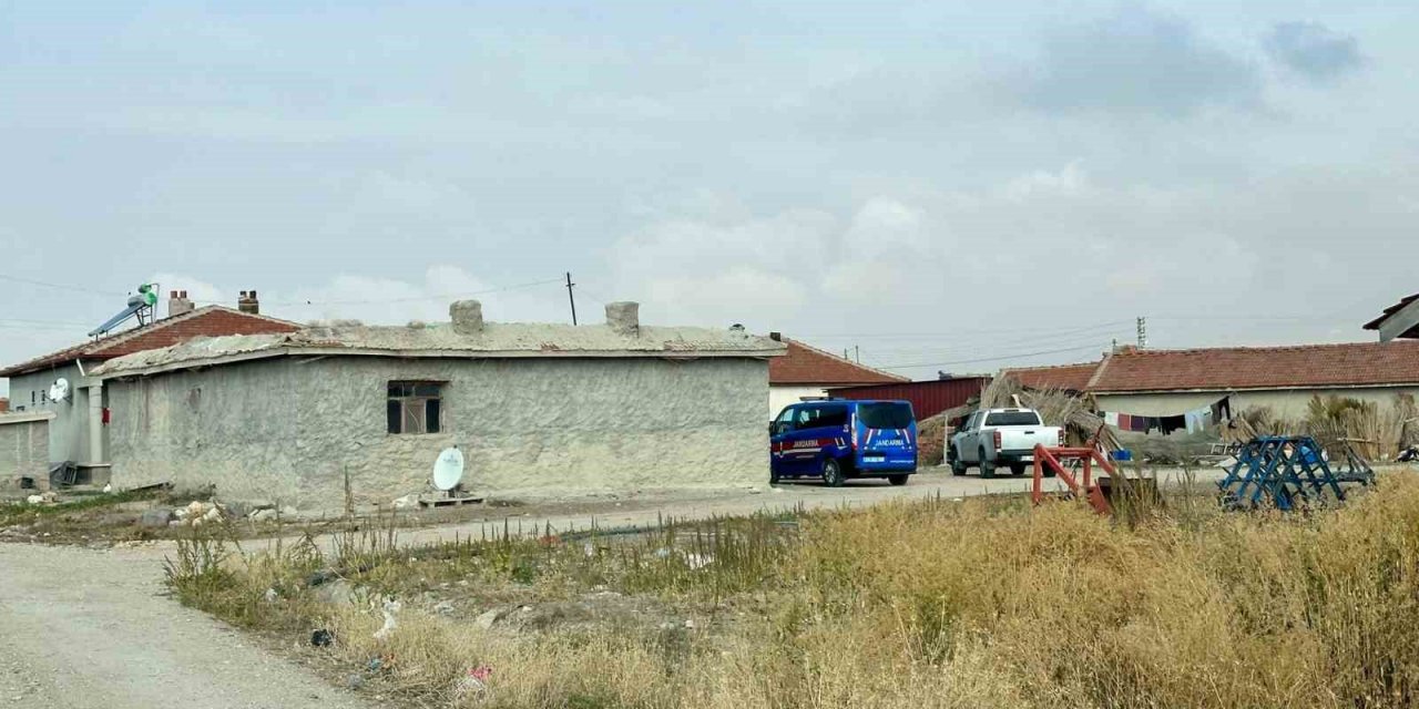 Baskın yapılan evde 20 litre sahte el yapımı viski ele geçirildi