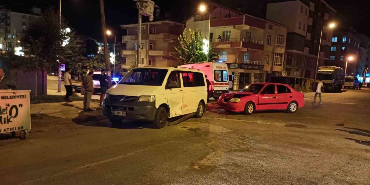 Minibüs ile otomobil çarpıştı: 1 yaralı