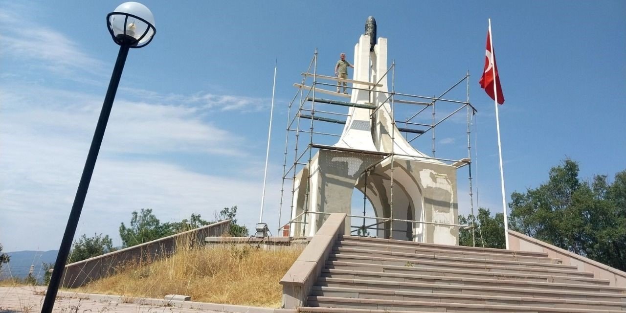Emet Cevizdere Şehitliğinde bakım onarım çalışması
