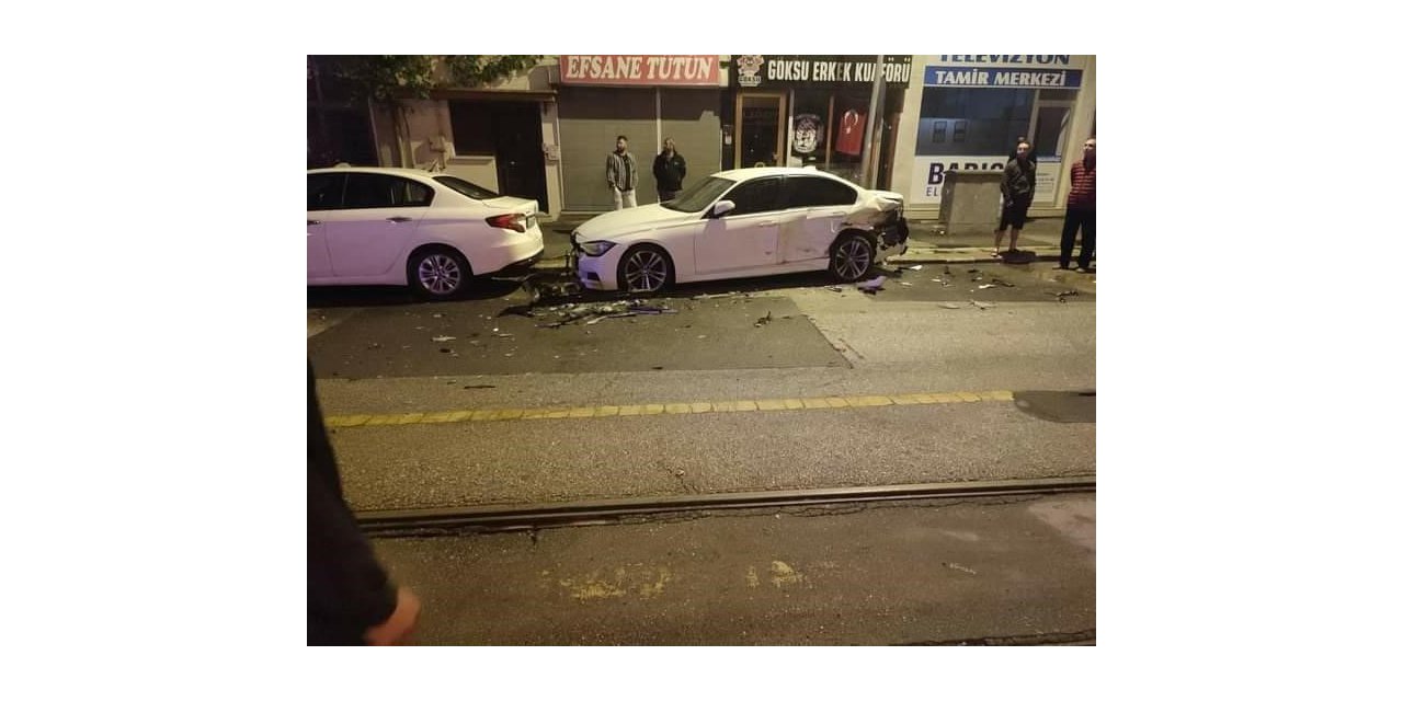 Direksiyon hakimiyetini kaybeden sürücü park halindeki araçlara çarptı