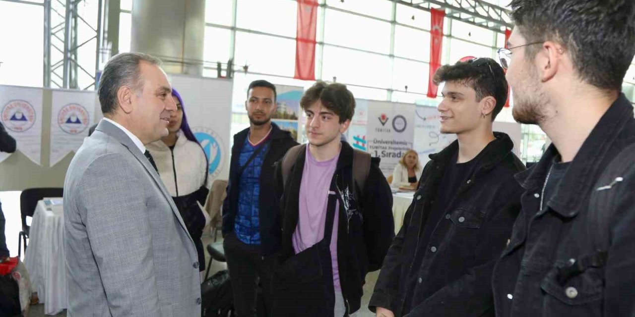 Rektör Altun, ERÜ’nün Yeni Öğrencilerini Karşıladı