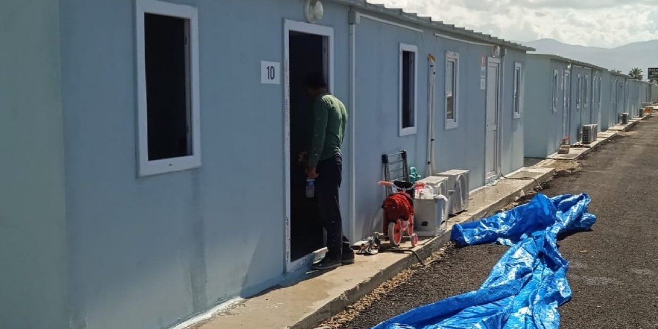 Yağmur sonrası Samandağ Kaymakamlığı personeli, depremzedelerin yardımına koştu