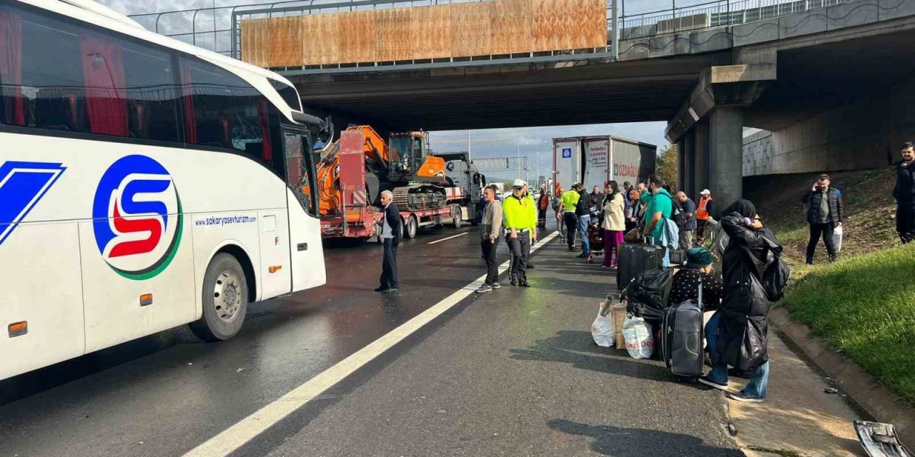 Otobüs kaza yaptı, yolcular valizleriyle yolda kaldı