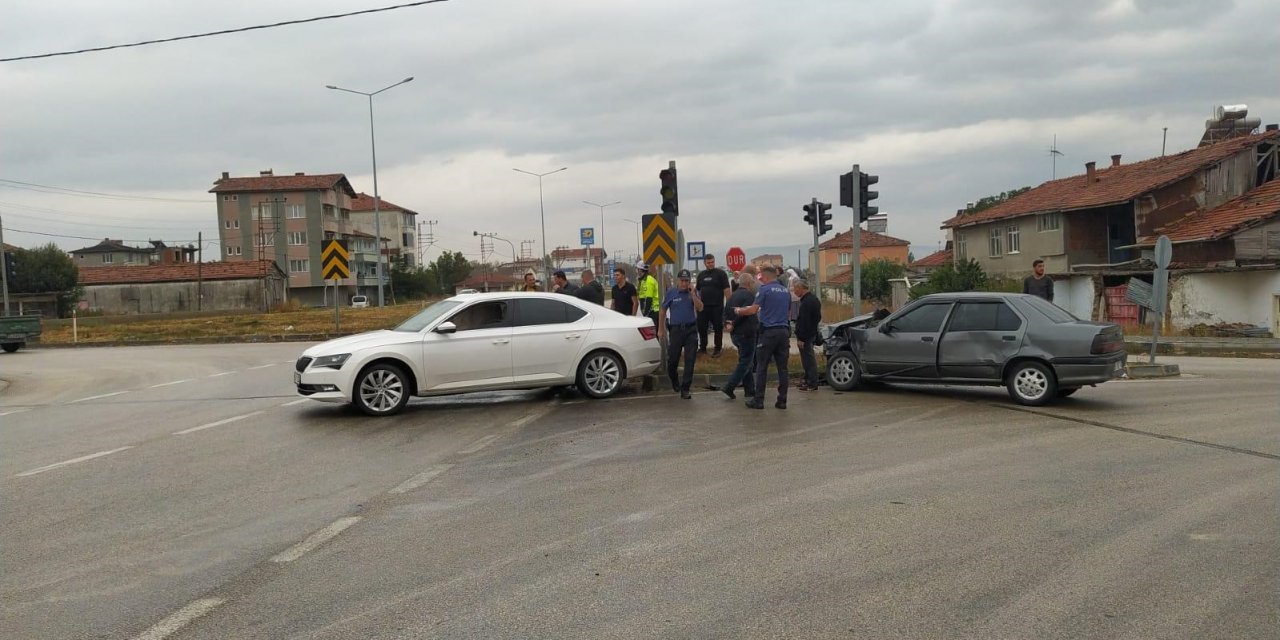 Suluova’da otomobiller çarpıştı: 2 yaralı