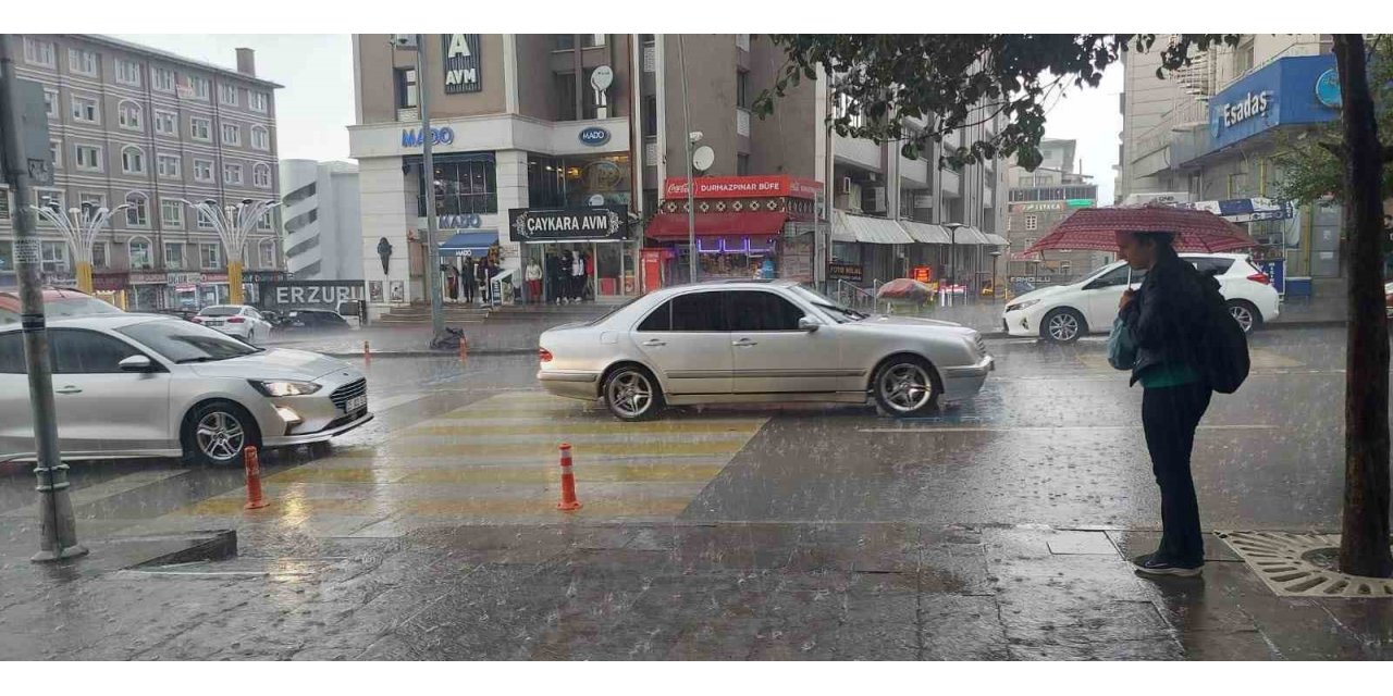 Erzurum’da sağanak yağış etkili oluyor