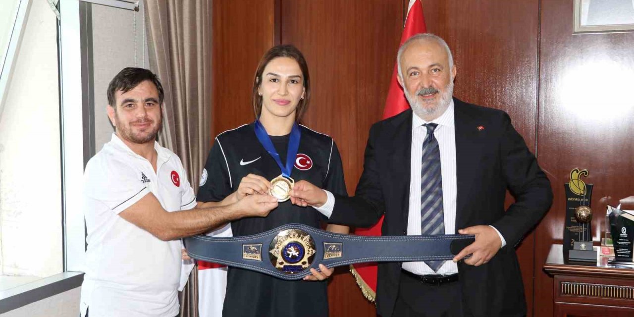 Çiftlikköy Belediyesi’nden dünya şampiyonu Çavuşoğlu’na 2 milyon lira ödül