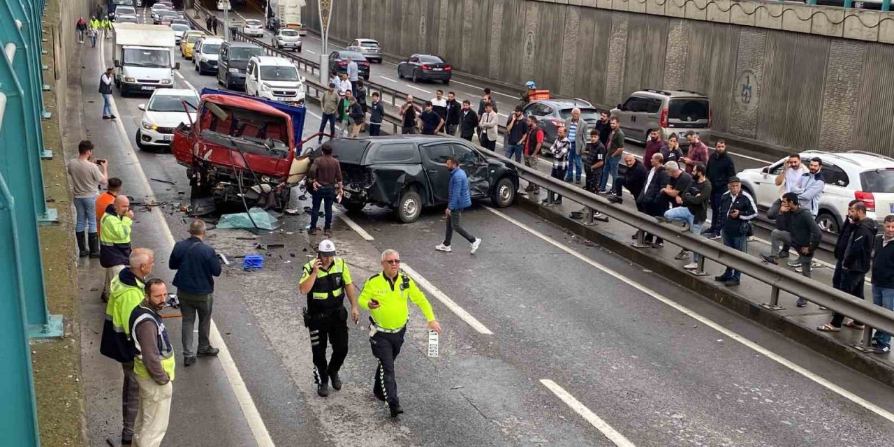 D-100’de 7 araç kazaya karıştı: Film seyreder gibi olan biteni izlediler