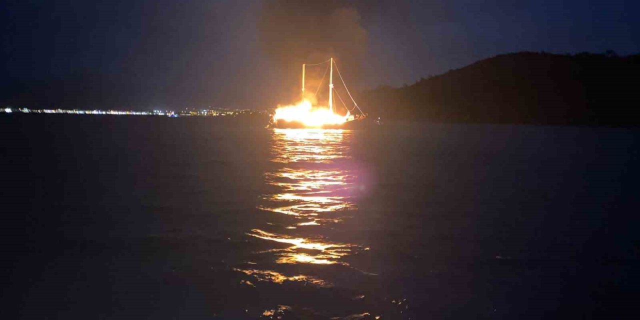 Fethiye açıklarında yanan gulet kullanılamaz hale geldi