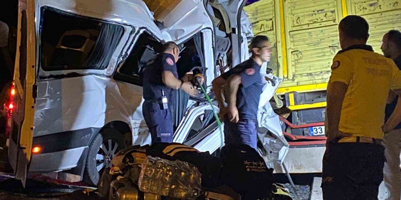 Minibüsün park halindeki kamyona ok gibi saplandığı kaza kamerada: 2 ölü, 9 yaralı