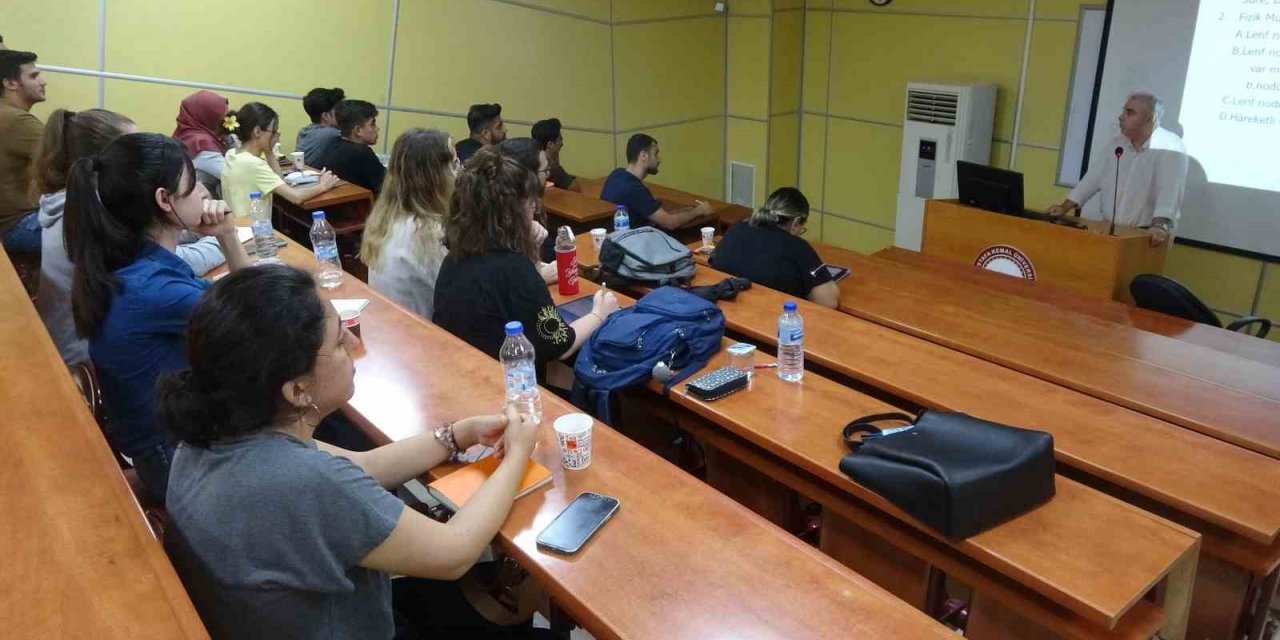 Enkaz kentte üniversite öğrencileri aylar sonra yüz yüze eğitime başladı