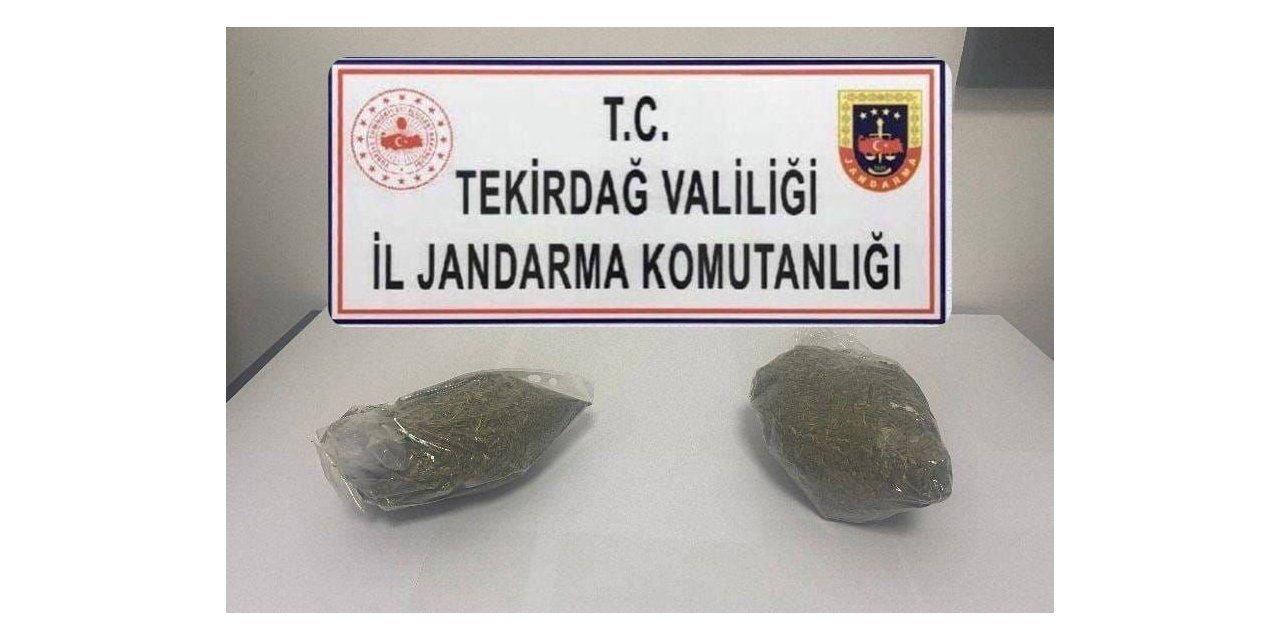 Attığı poşetten kubar esrar çıktı